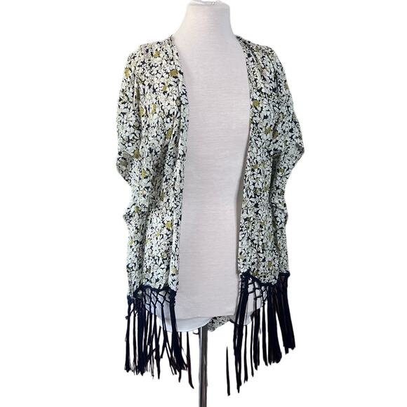 Do Everything In Love One Size Kimono Bohemian Floral Crochet Cover Up Poncho - Picture 1 of 10